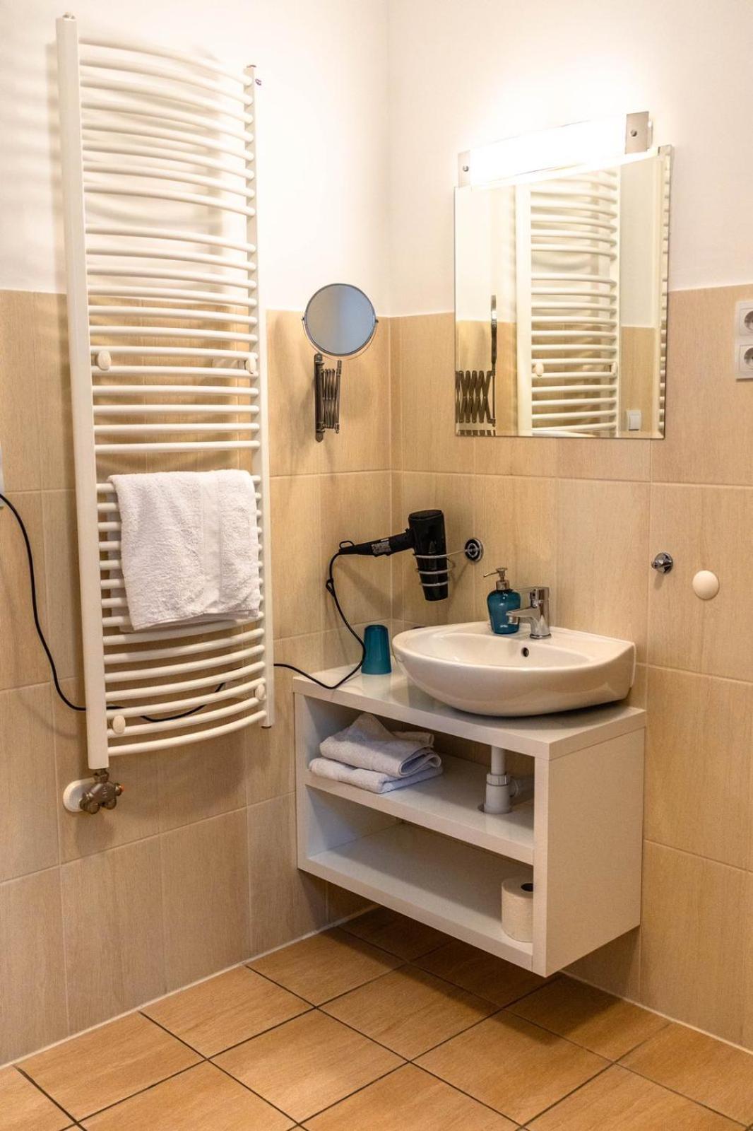 Orchidea Apartman Mosonmagyaróvár Buitenkant foto